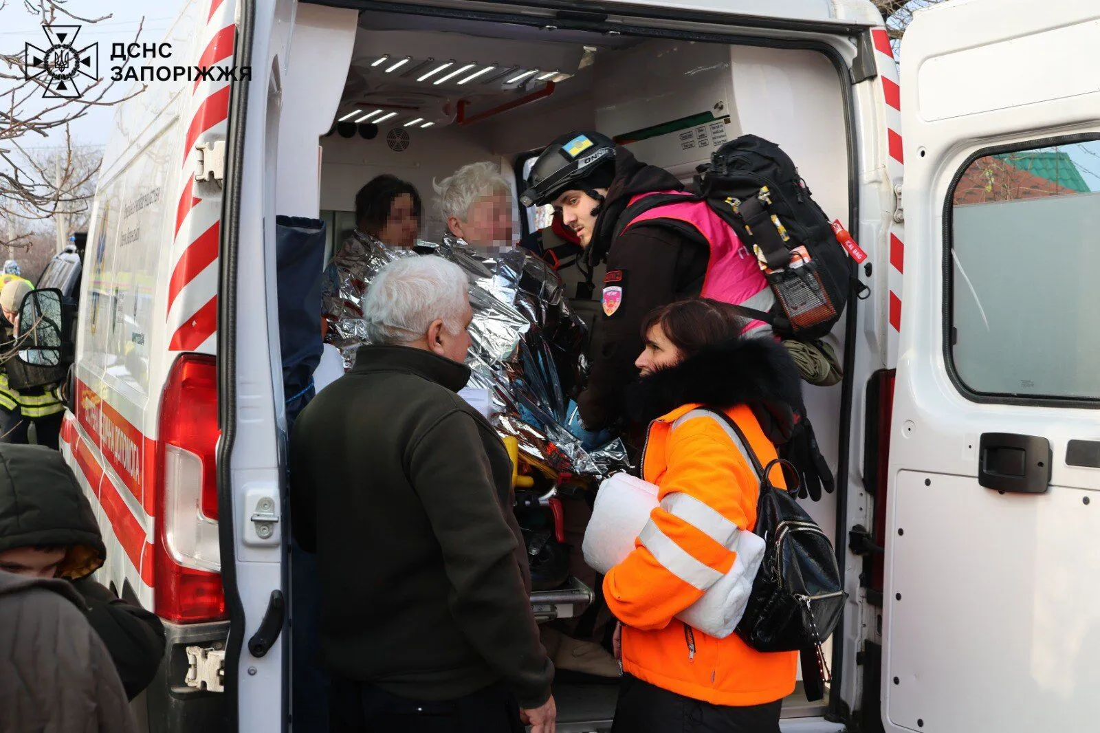 Під ударом був житловий сектор: окупанти атакували Запоріжжя, постраждали семеро людей. Фото та відео