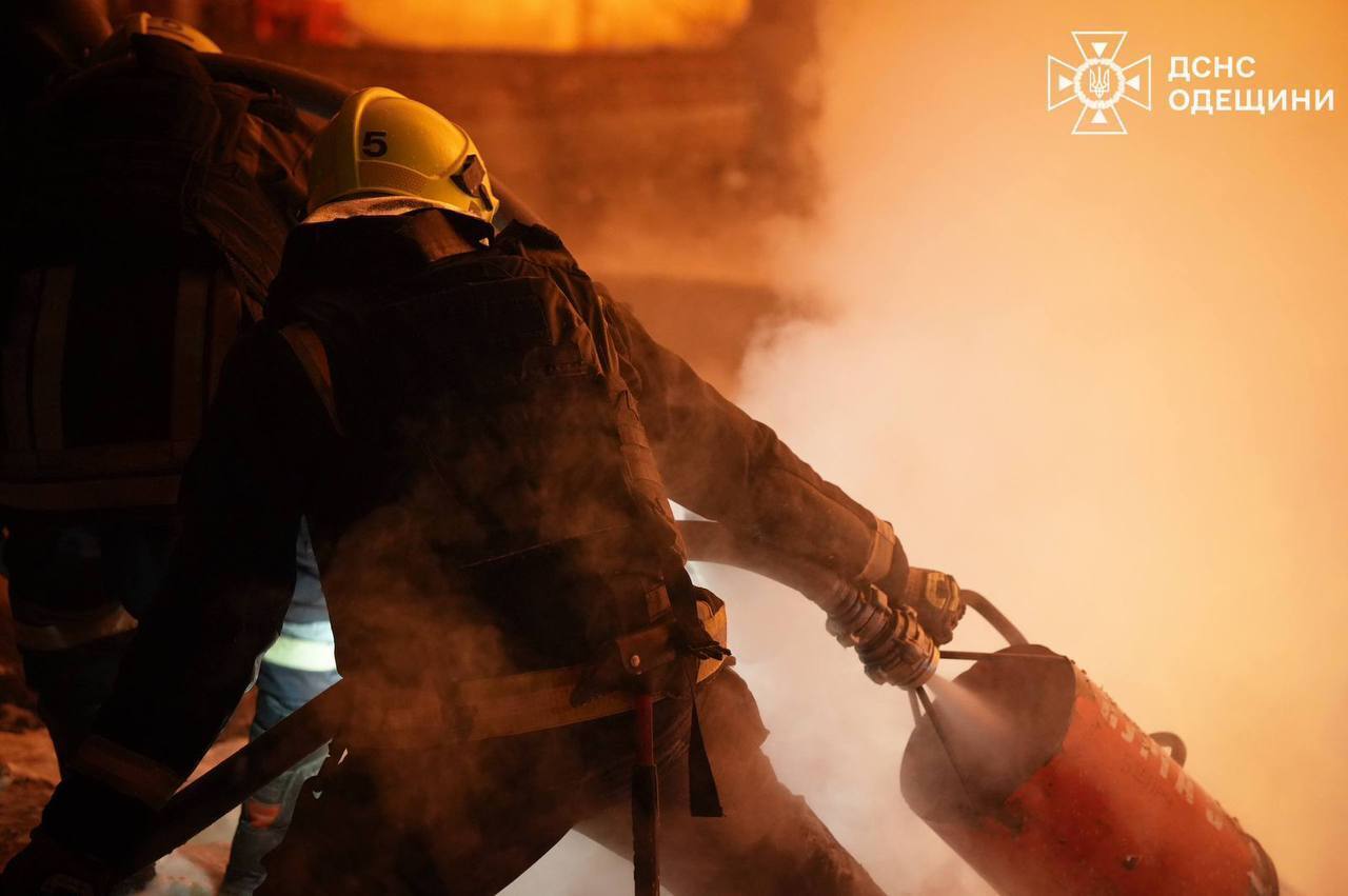 В Одесі внаслідок атаки РФ пошкоджено об’єкт енергетики: мешканці одного з житлових масивів без світла, води і тепла. Фото і відео