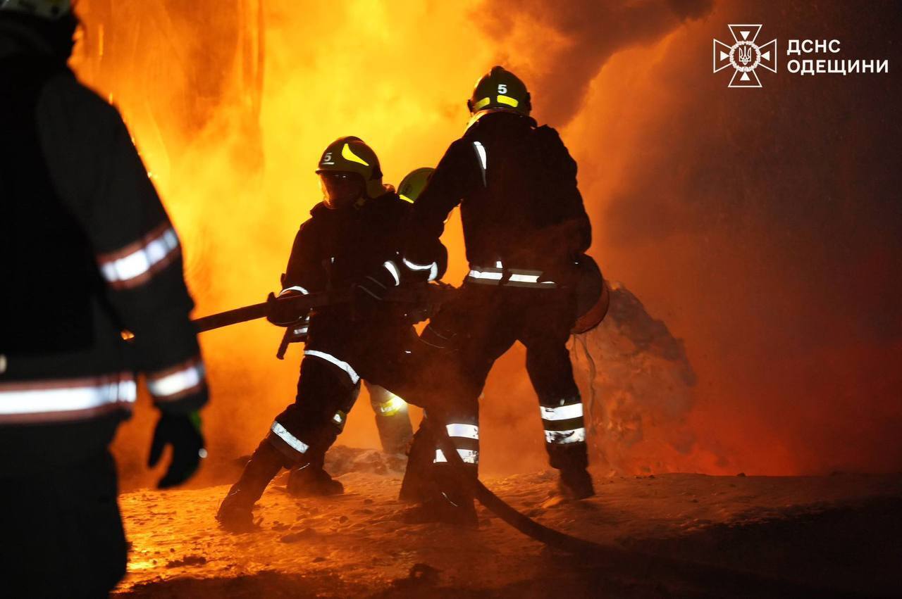 В Одесі внаслідок атаки РФ пошкоджено об’єкт енергетики: мешканці одного з житлових масивів без світла, води і тепла. Фото і відео