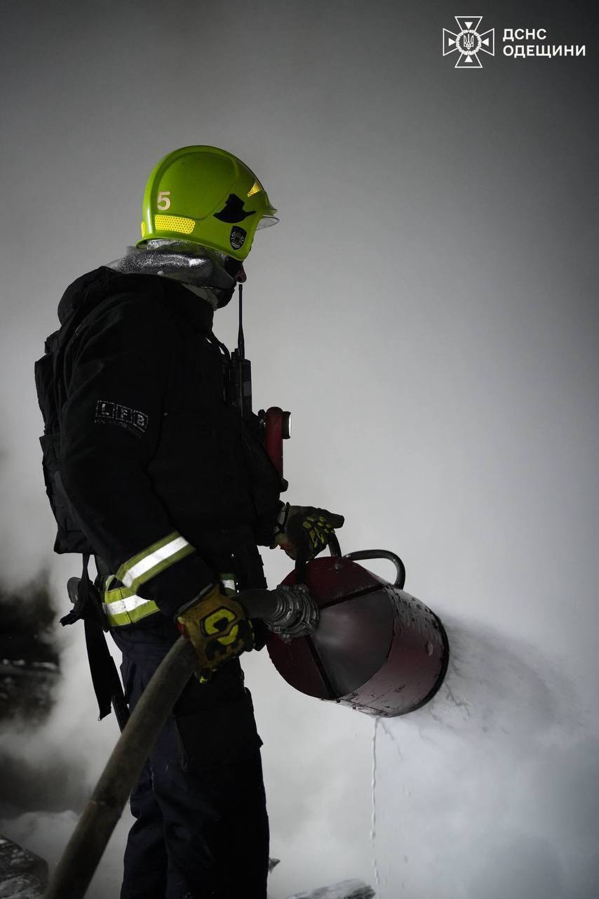 В Одесі внаслідок атаки РФ пошкоджено об’єкт енергетики: мешканці одного з житлових масивів без світла, води і тепла. Фото і відео