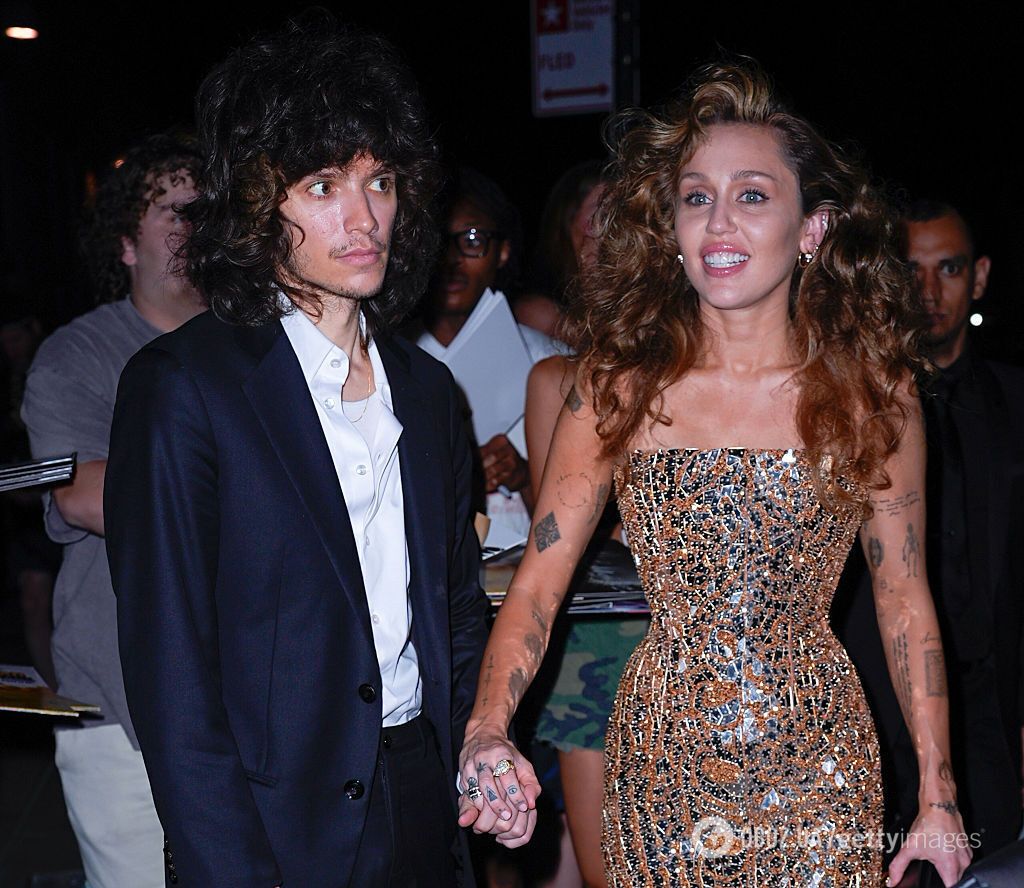 "Ханна Монтана" выходит замуж за младшего на 6 лет возлюбленного: кто стал избранником Майли Сайрус и как выглядит ее нашумевшее кольцо