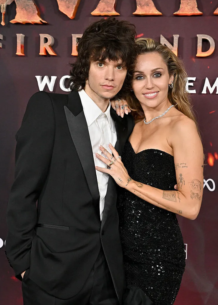 "Ханна Монтана" выходит замуж за младшего на 6 лет возлюбленного: кто стал избранником Майли Сайрус и как выглядит ее нашумевшее кольцо