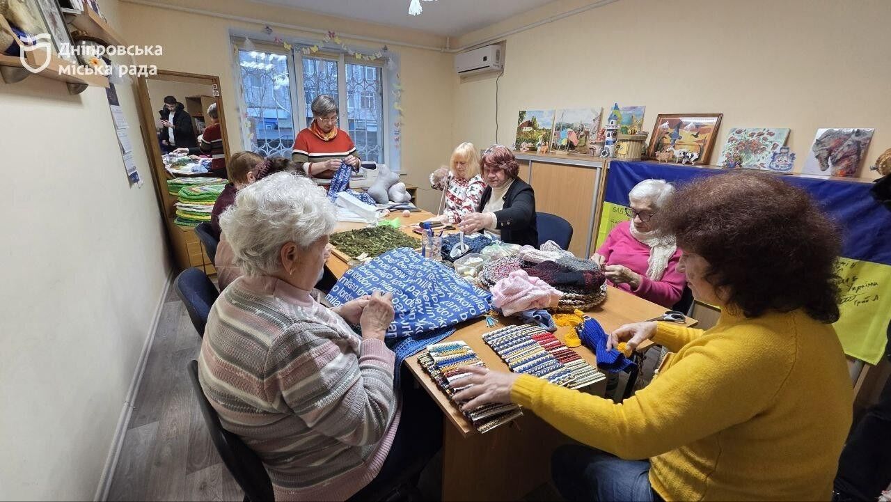 "Бабушки для ВСУ": волонтеры из Днепра передали защитникам более 12 тысяч изделий