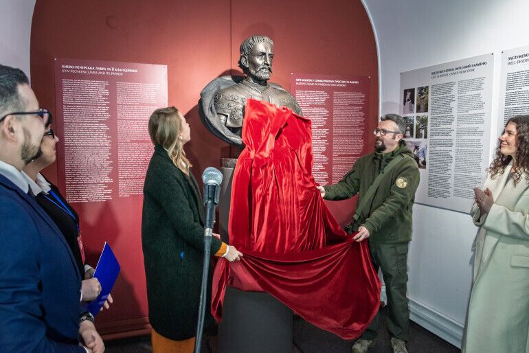 На території Києво-Печерської лаври відкрили погруддя гетьмана Івана Мазепи. Подробиці та фото