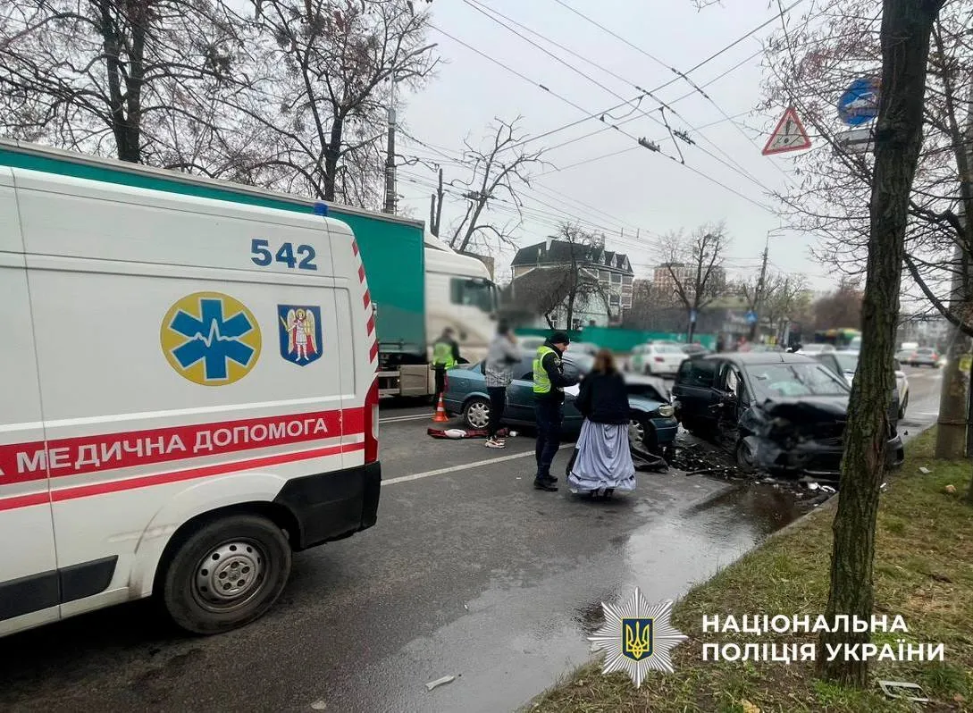 У Києві сталась потрійна ДТП: на місці помітили кілька швидких. Усі подробиці, фото та відео