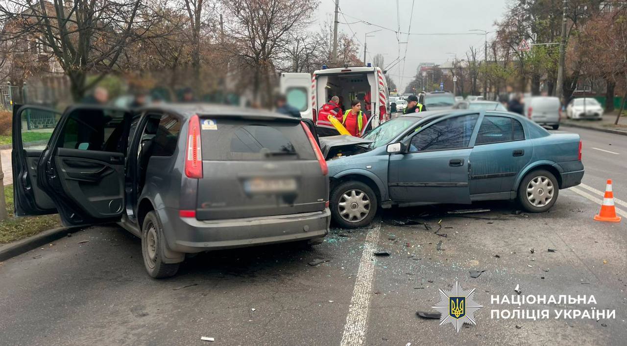 У Києві сталась потрійна ДТП: на місці помітили кілька швидких. Усі подробиці, фото та відео