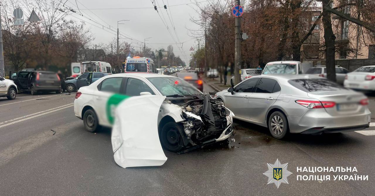 У Києві сталась потрійна ДТП: на місці помітили кілька швидких. Усі подробиці, фото та відео