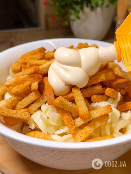 Смачний майонезний салат з куркою та грибами: можна приготувати на Новий рік