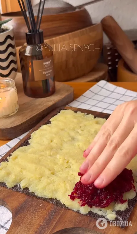 "Шуба" по-новому: як подати культовий салат на Новий рік у вигляді рулету