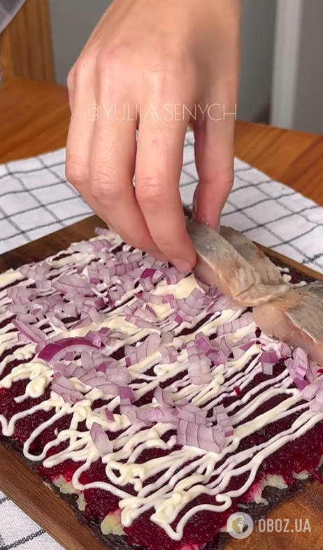 "Шуба" по-новому: як подати культовий салат на Новий рік у вигляді рулету