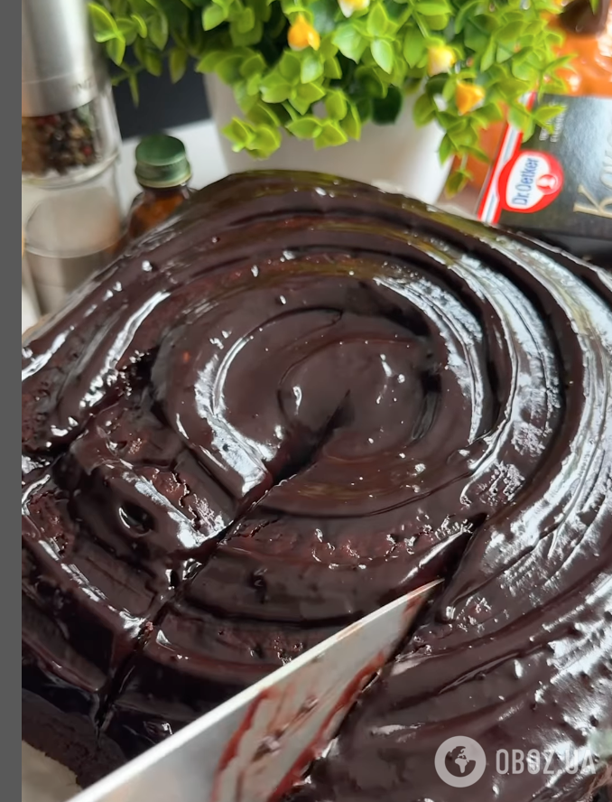 Смачний шоколадний пиріг із глазур'ю для святкового столу: ділимося рецептом десерту