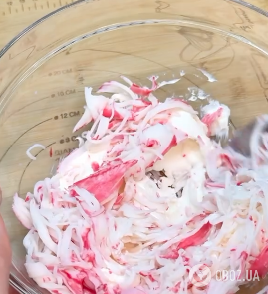 Закусочний крабовий рулет для новорічного столу: ділимося простим рецептом