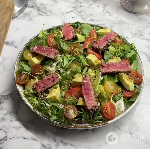 Теплий легкий салат із тунцем, зеленню, оливками та авокадо: рецепт страви для новорічного столу