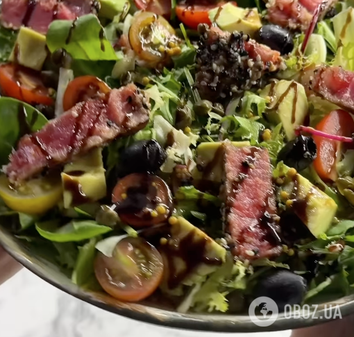 Теплий легкий салат із тунцем, зеленню, оливками та авокадо: рецепт страви для новорічного столу