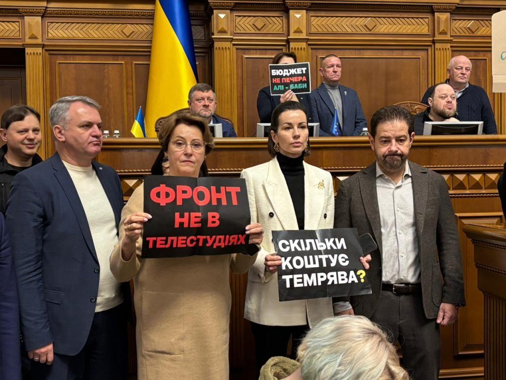 "Мы готовы участвовать в коалиции": Порошенко призвал власть к сотрудничеству ради преодоления тройного кризиса в Украине