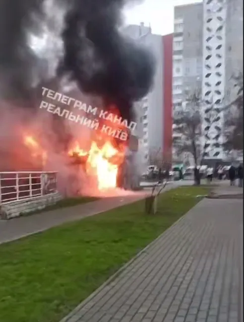 В Киеве в результате масштабного пожара полностью выгорело кафе: подозревают взрыв генератора. Подробности, фото и видео