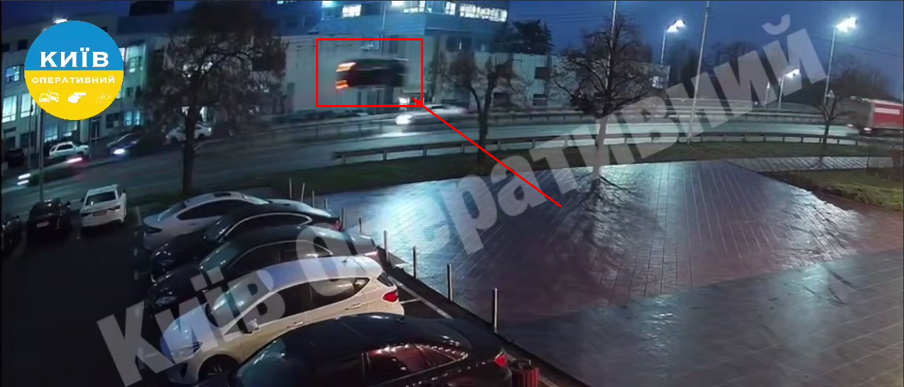 У Києві авто протаранило відбійник і підлетіло на кілька метрів: момент зняли на відео