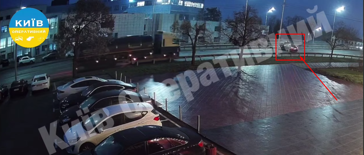 У Києві авто протаранило відбійник і підлетіло на кілька метрів: момент зняли на відео