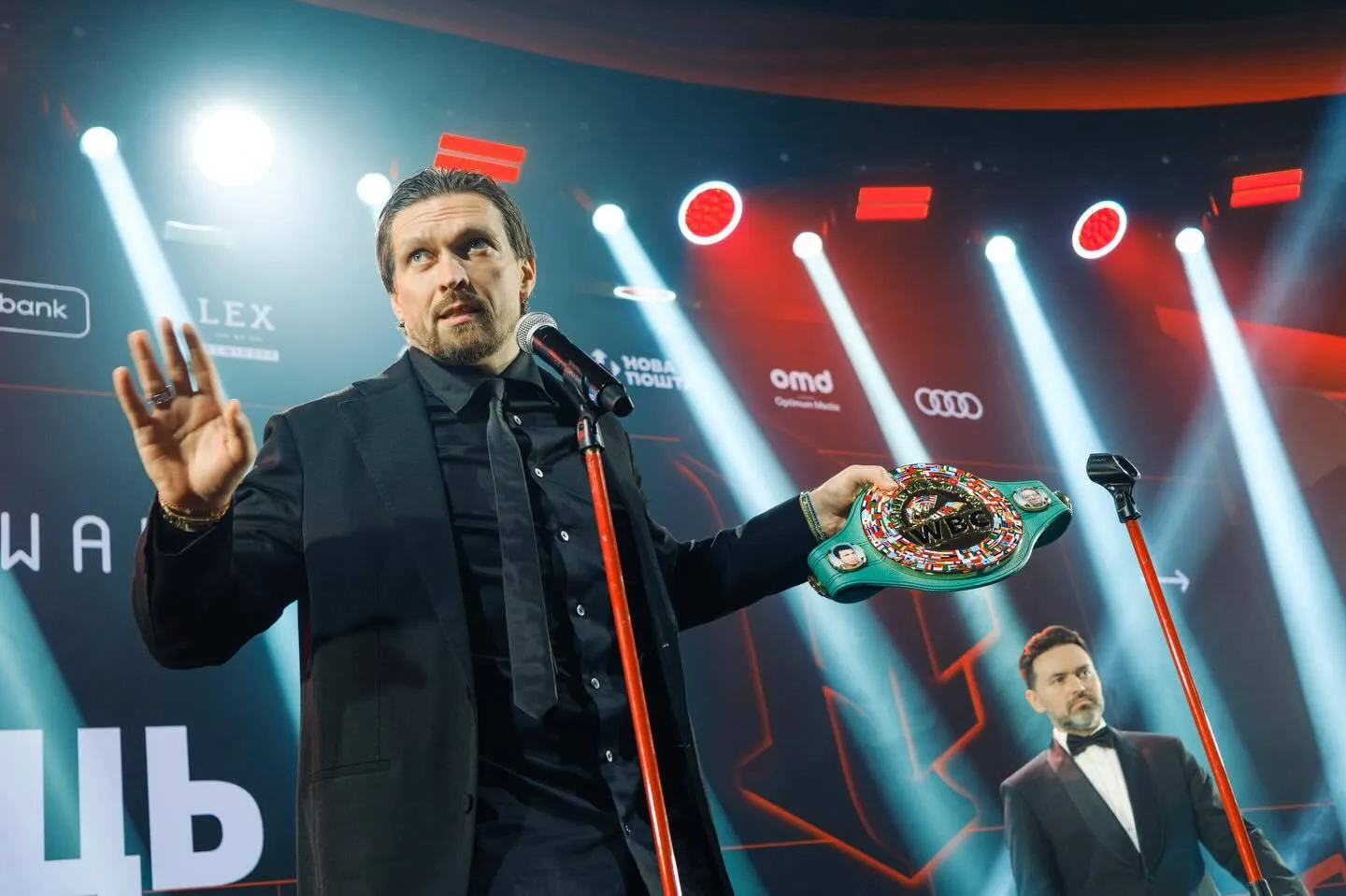 Усик продав свій чемпіонський пояс WBC, що належав Ф'юрі, за один мільйон доларів