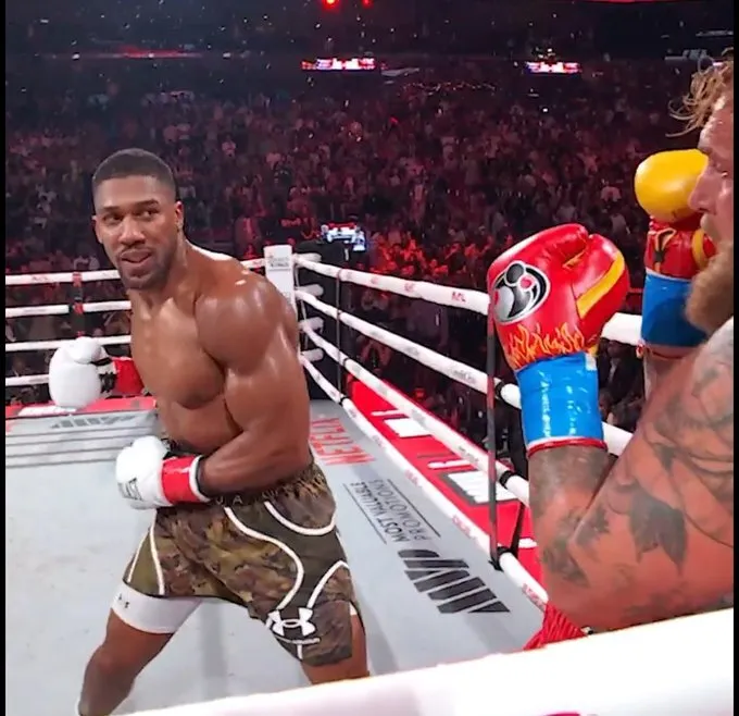 Три нокдауна и перелом челюсти! Бой Пол – Джошуа завершился нокаутом в шестом раунде. Видео