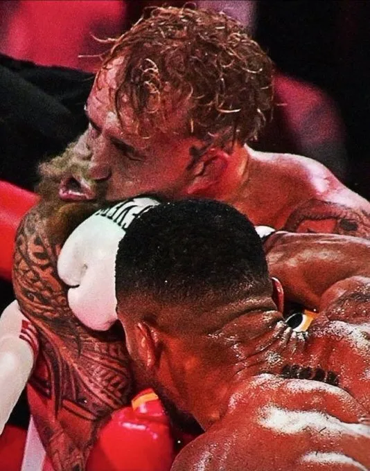 Три нокдауна и перелом челюсти! Бой Пол – Джошуа завершился нокаутом в шестом раунде. Видео