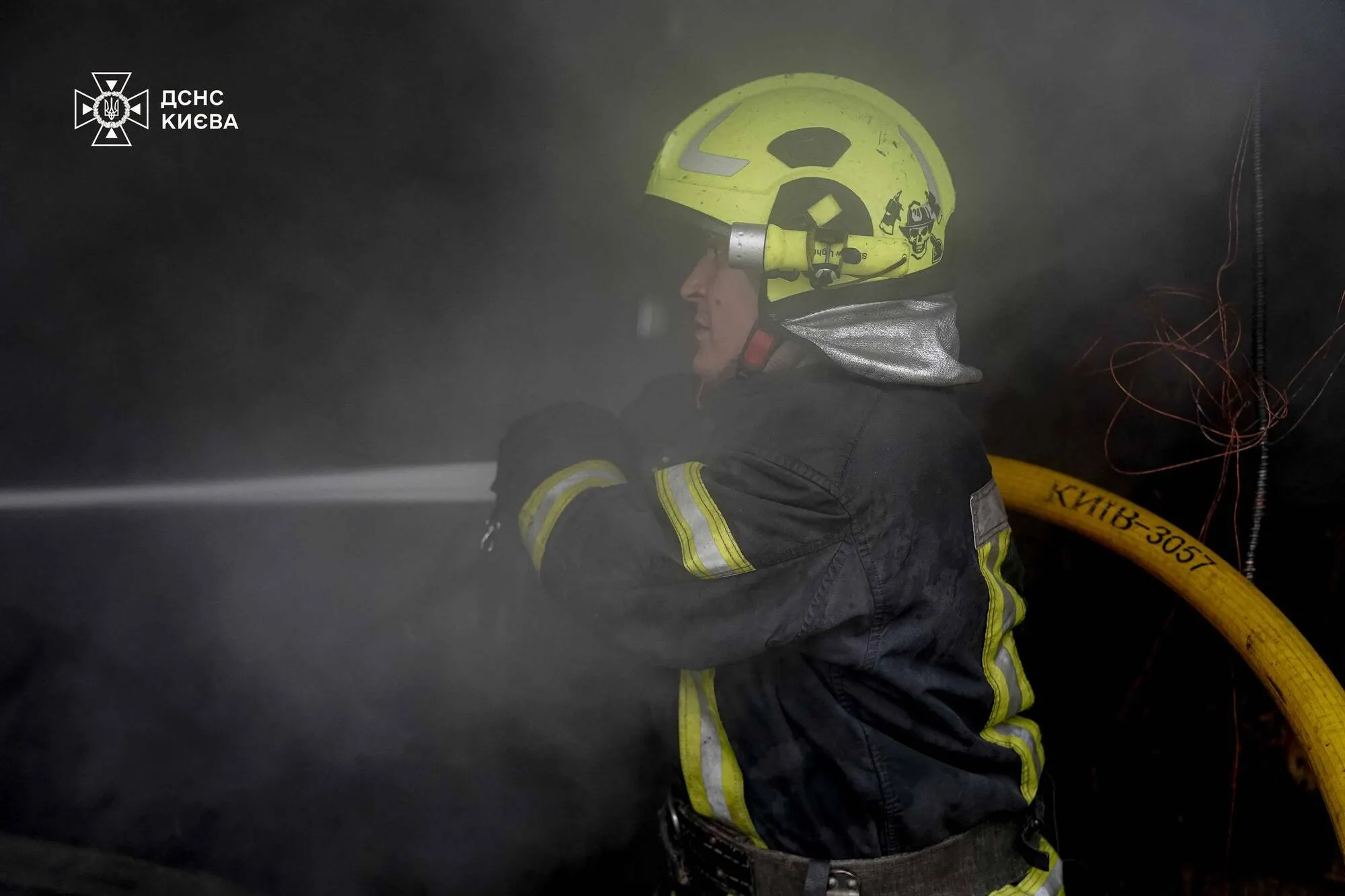 В Киеве в результате масштабного пожара полностью выгорело кафе: подозревают взрыв генератора. Подробности, фото и видео