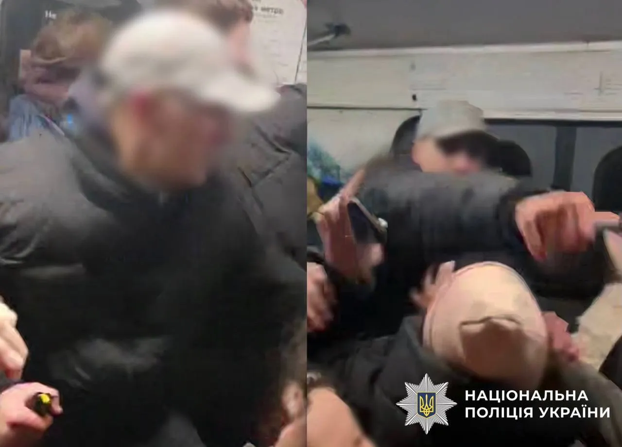 В Киеве мужчина в вагоне метро распылил газовый баллончик и устроил драку.  Фото