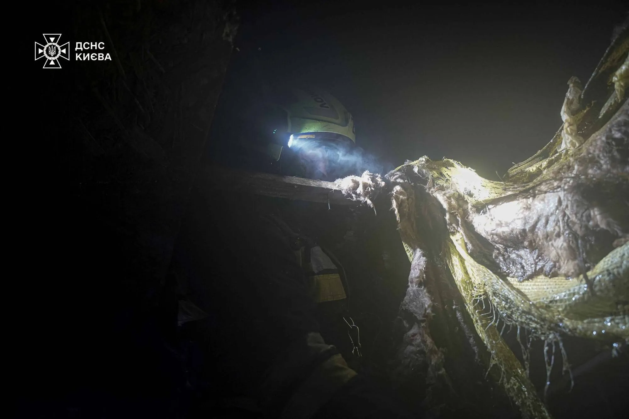 В Киеве в результате масштабного пожара полностью выгорело кафе: подозревают взрыв генератора. Подробности, фото и видео