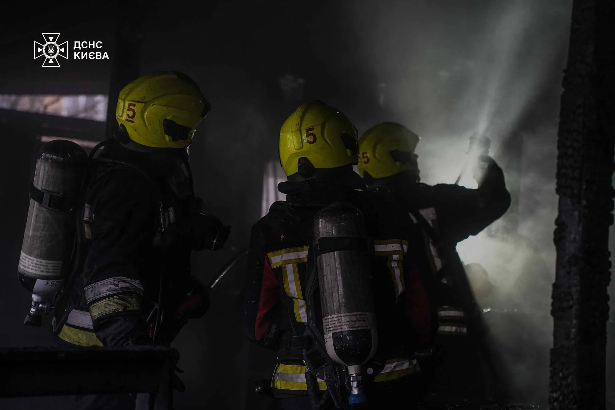 В Киеве в результате масштабного пожара полностью выгорело кафе: подозревают взрыв генератора. Подробности, фото и видео