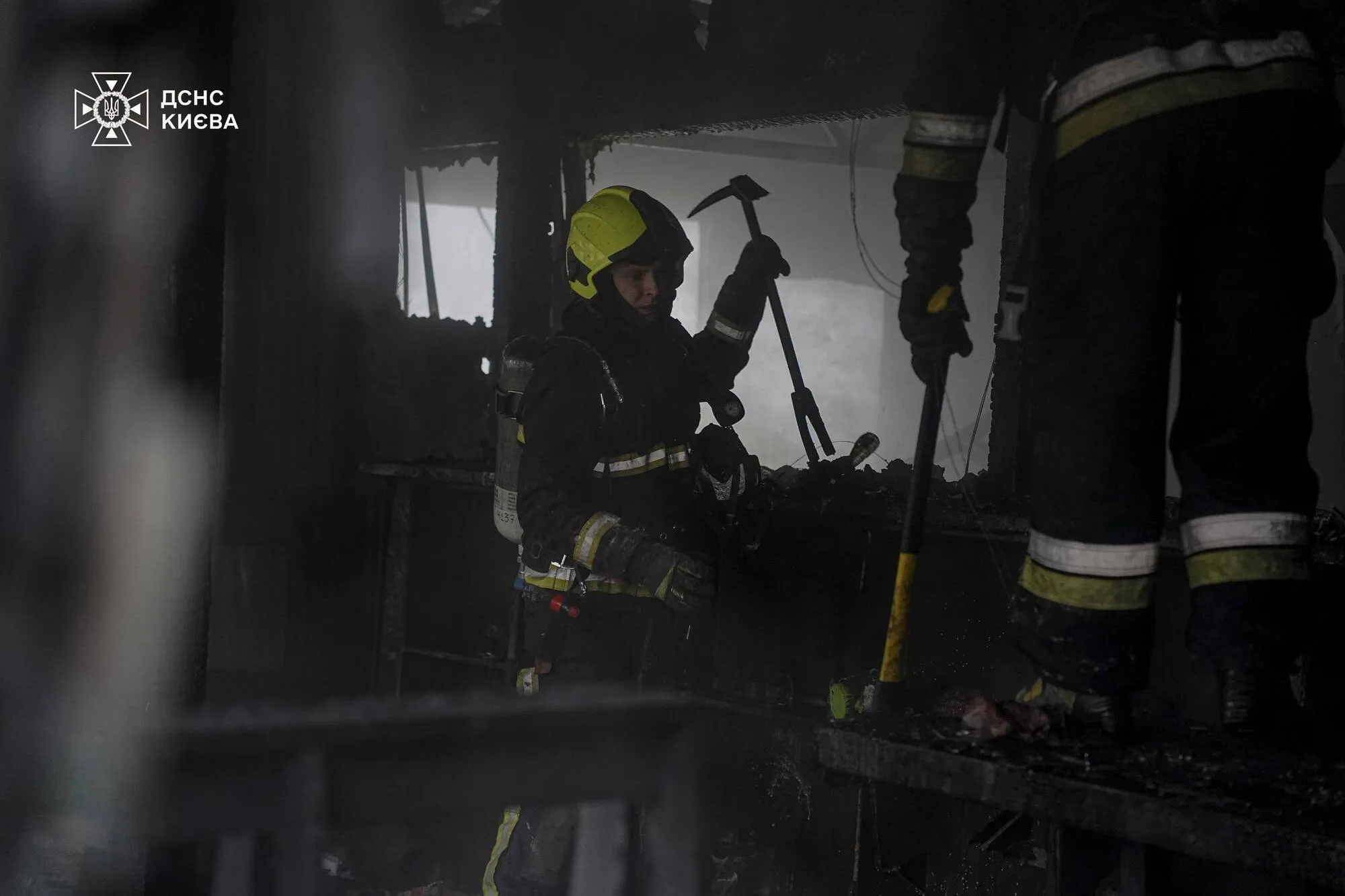 В Киеве в результате масштабного пожара полностью выгорело кафе: подозревают взрыв генератора. Подробности, фото и видео