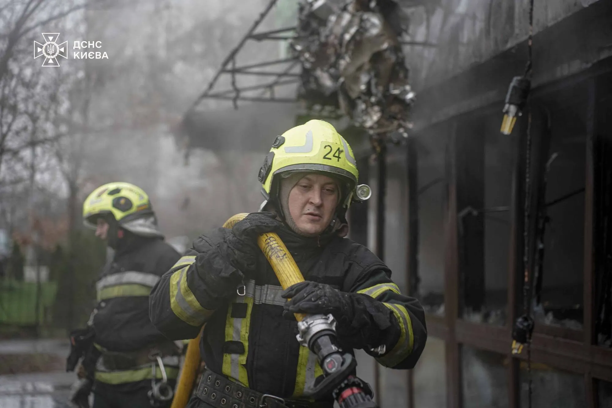 В Киеве в результате масштабного пожара полностью выгорело кафе: подозревают взрыв генератора. Подробности, фото и видео