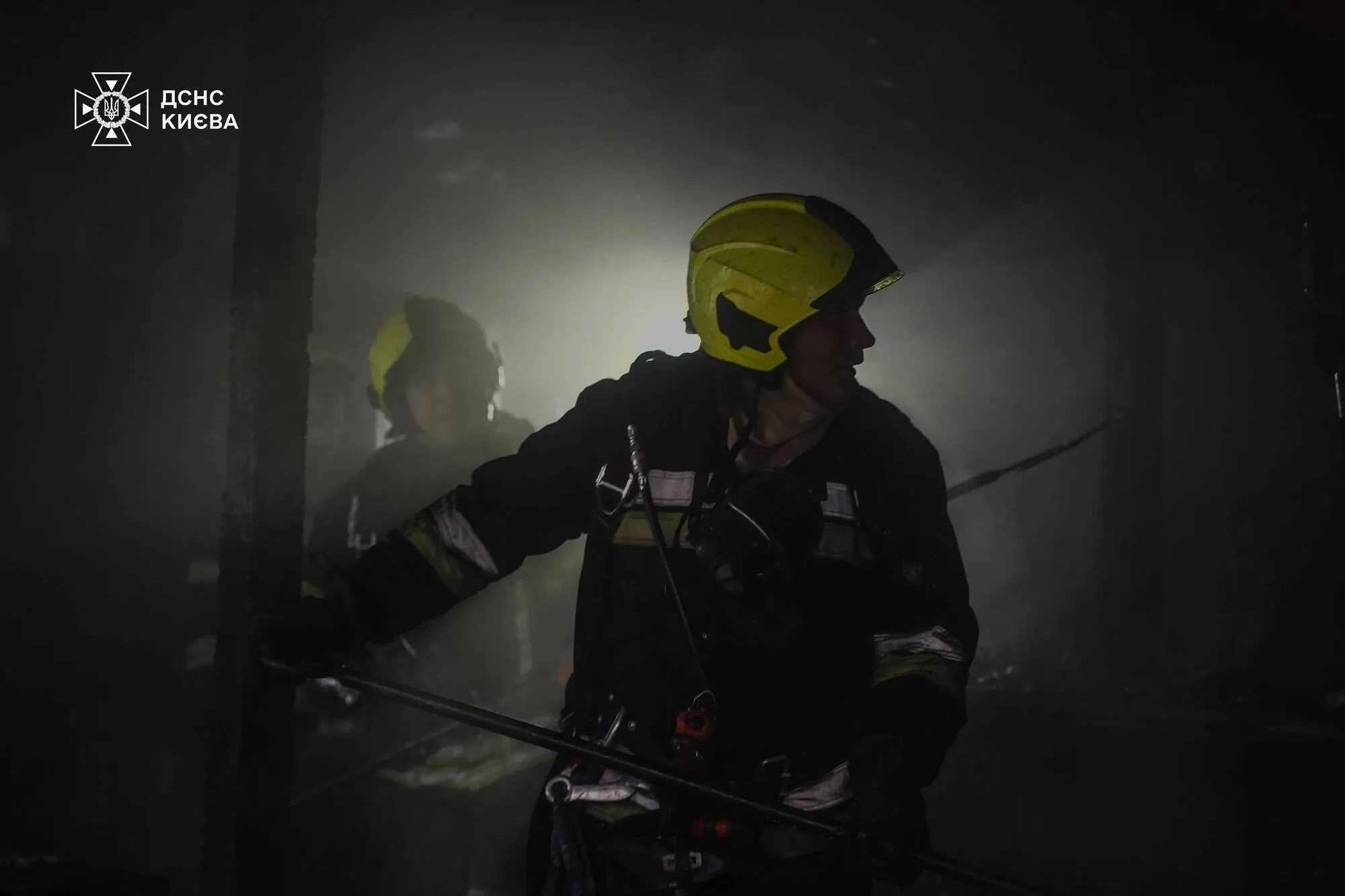 В Киеве в результате масштабного пожара полностью выгорело кафе: подозревают взрыв генератора. Подробности, фото и видео