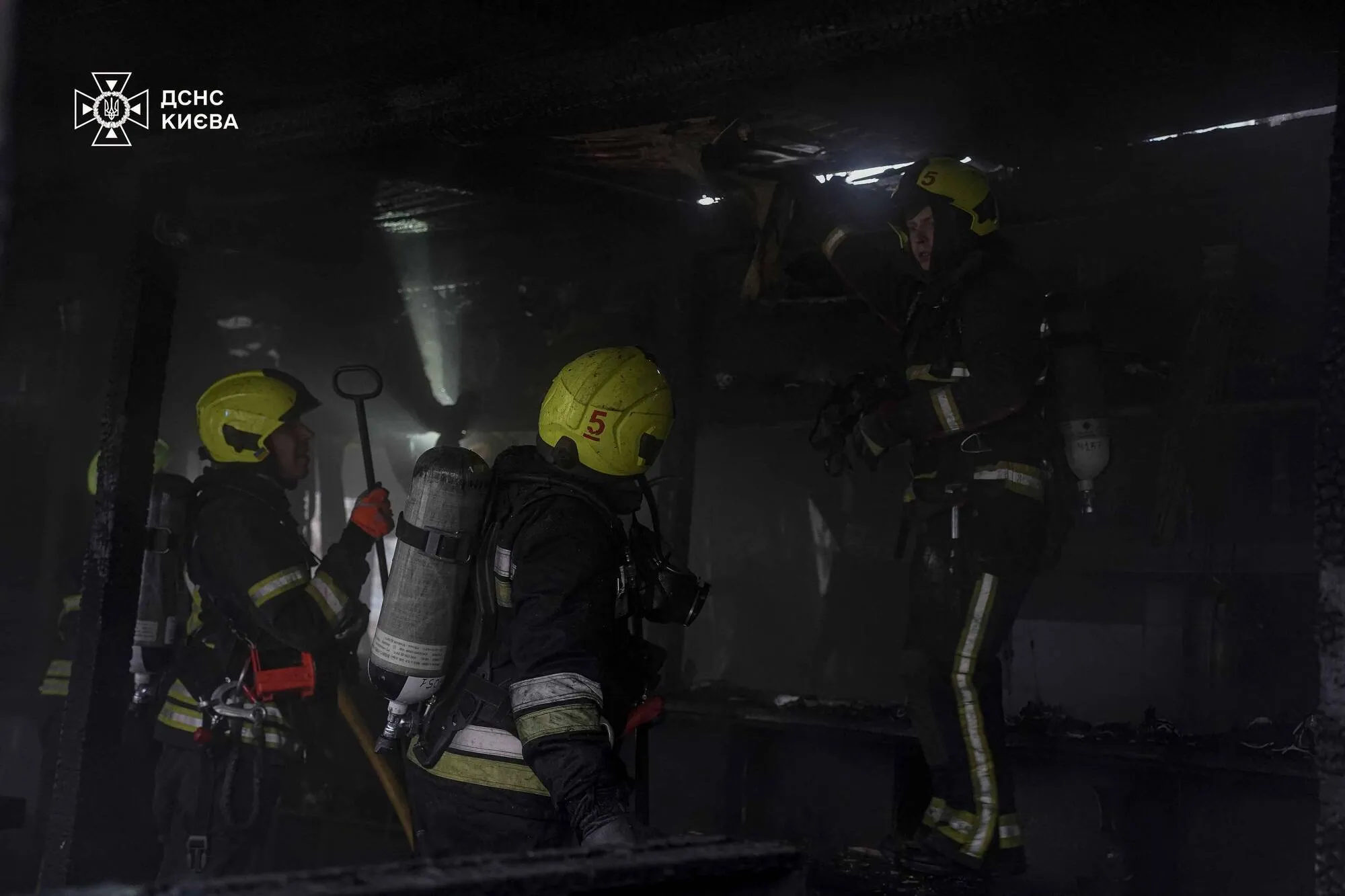 В Киеве в результате масштабного пожара полностью выгорело кафе: подозревают взрыв генератора. Подробности, фото и видео