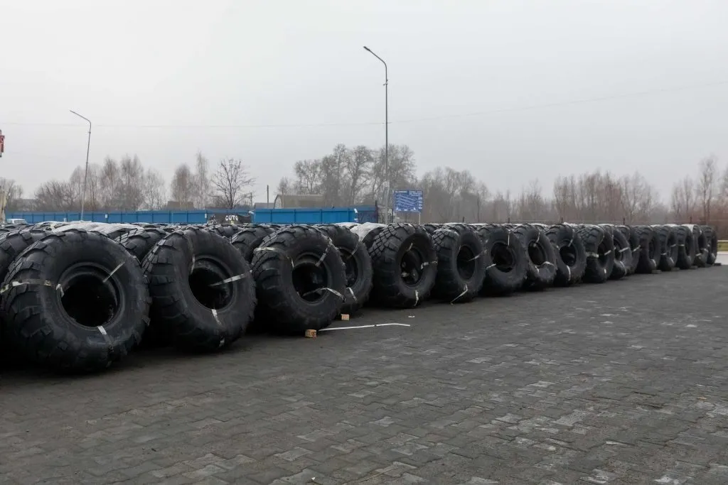 Порошенко передав у 24 бригади 1,5 тис. шин і мобільні шиномонтажі