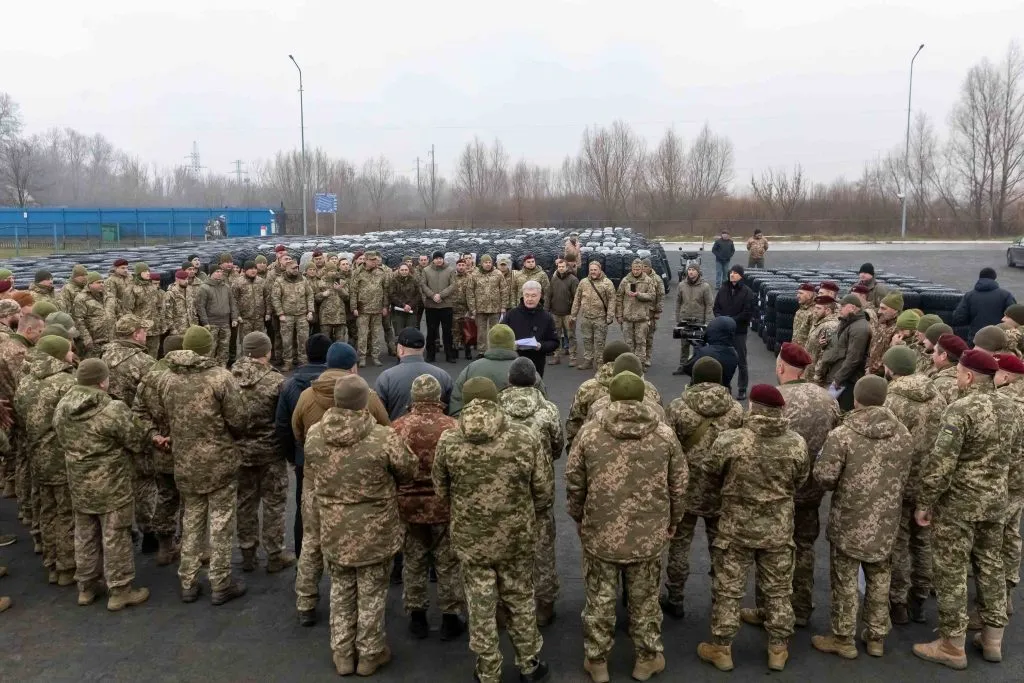 Порошенко передав у 24 бригади 1,5 тис. шин і мобільні шиномонтажі