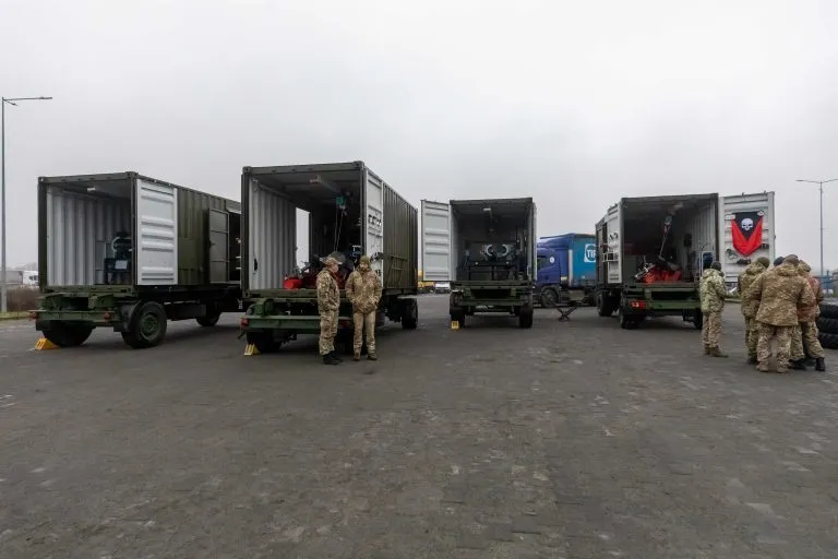 Порошенко передав у 24 бригади 1,5 тис. шин і мобільні шиномонтажі