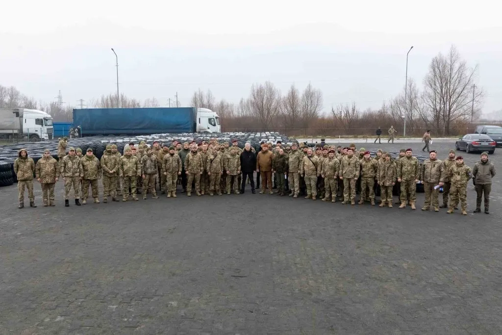 Порошенко передав у 24 бригади 1,5 тис. шин і мобільні шиномонтажі