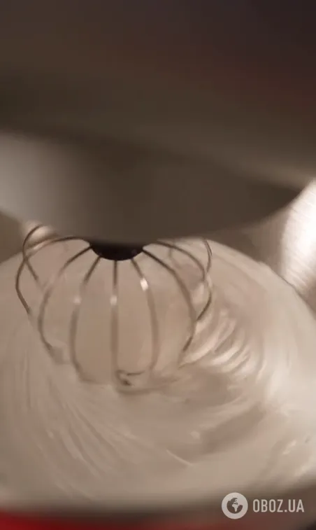 "Павлова" з малиновим кюлі: як приготувати вишуканий десерт на свята