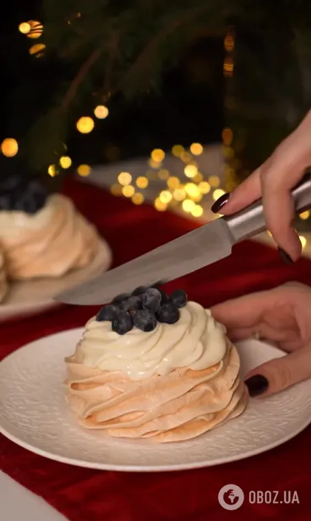 "Павлова" з малиновим кюлі: як приготувати вишуканий десерт на свята