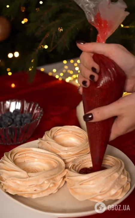 "Павлова" з малиновим кюлі: як приготувати вишуканий десерт на свята