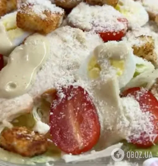 Салат "Цезарь" для новогоднего стола: рецепт самого вкусного и легкого блюда за 10 минут
