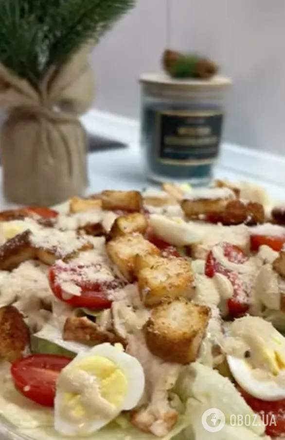 Салат "Цезарь" для новогоднего стола: рецепт самого вкусного и легкого блюда за 10 минут
