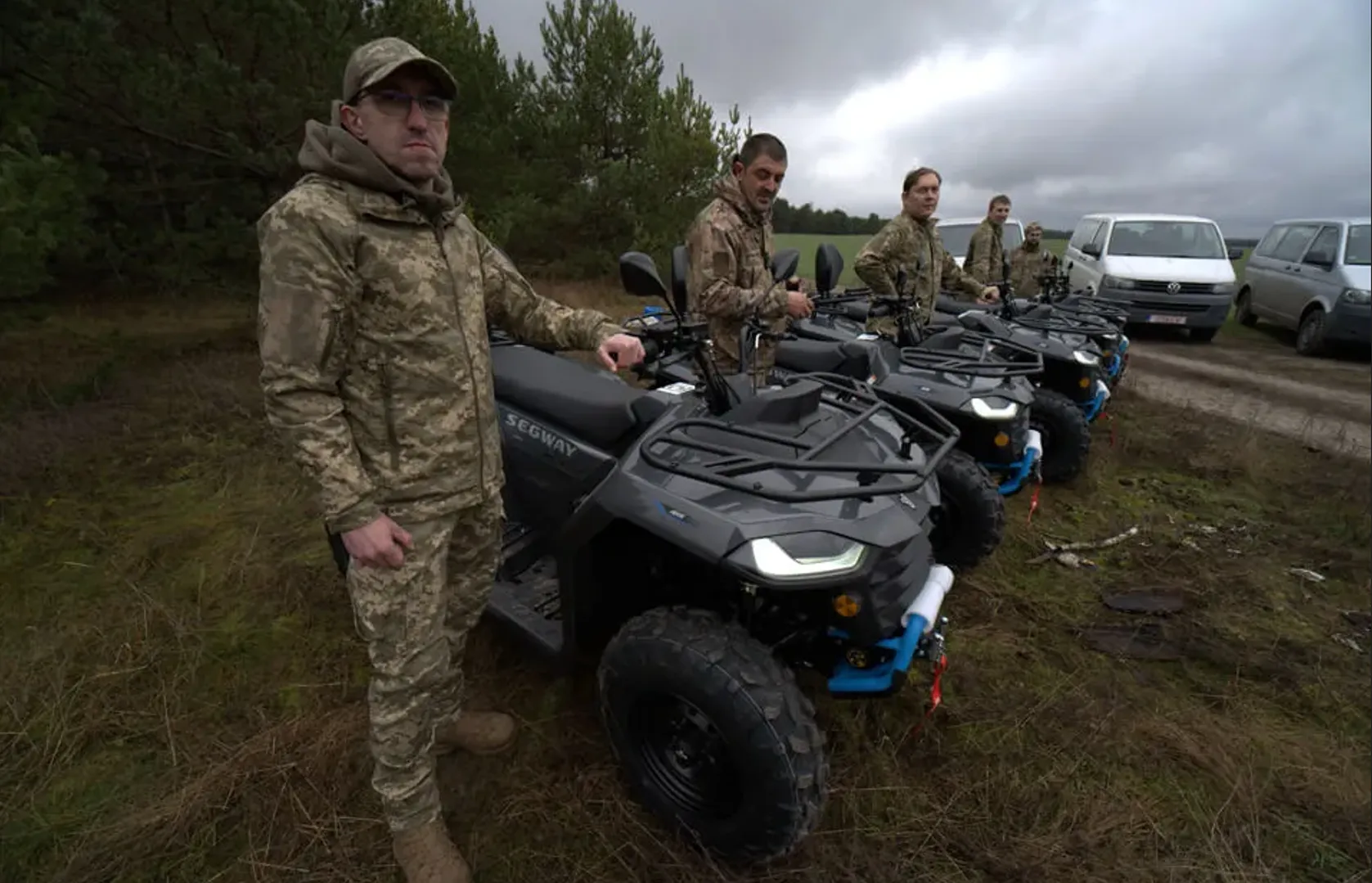 Спецтранспорт для бездоріжжя: "Сталевий фронт" Ахметова передав 157-й бригаді квадроцикли та "штаб на колесах"