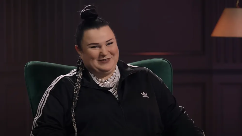 "Ми вже сфотографувалися, більше не треба": Alyona Alyona розсмішила історією, як фанати переплутали її з "двійником" на концерті