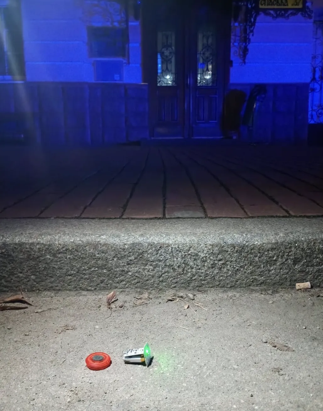 У Києві біля Коордштабу з питань поводження з військовополоненими виявили радіомаячок: що відомо. Фото