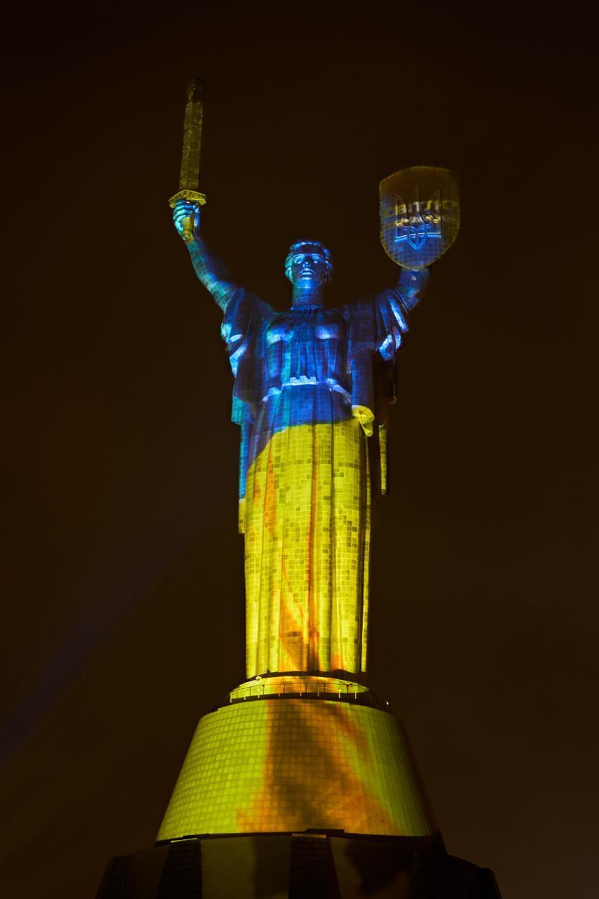 "Світло тримається": у найдовшу ніч Батьківщина-Мати засяяла жовто-блакитними кольорами. Фото