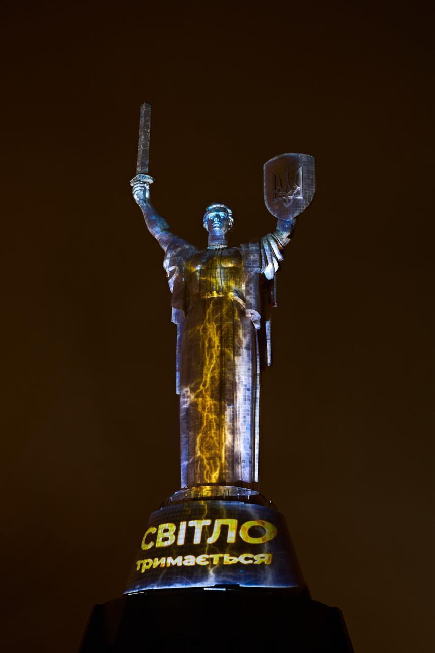 "Світло тримається": у найдовшу ніч Батьківщина-Мати засяяла жовто-блакитними кольорами. Фото