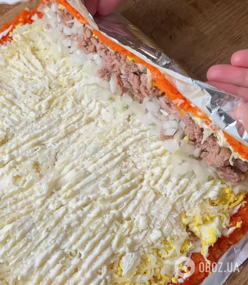 "Мімоза" в рулеті для новорічного столу: найпростіший рецепт ситної страви