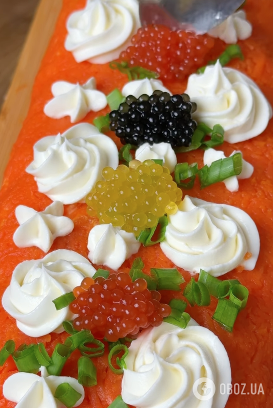 "Мімоза" в рулеті для новорічного столу: найпростіший рецепт ситної страви