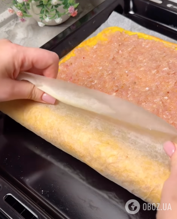 Сырно-мясной рулет для новогоднего стола: самый простой рецепт сытной закуски